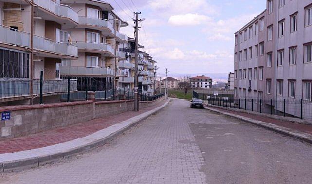 İnegöl Yeniceköy'de yol kaplama ve tretuvar çalışması