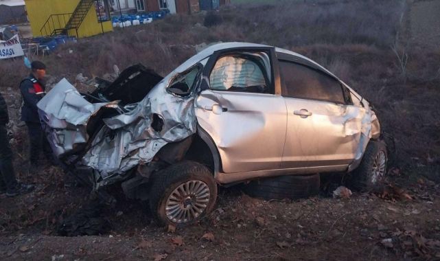 Isparta'da reklam panosuna çarpan otomobildeki 1 kişi öldü