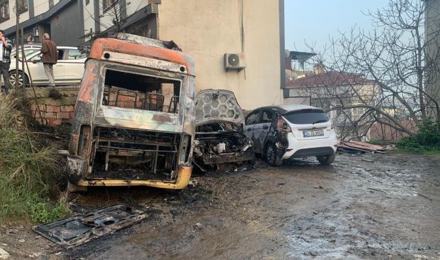 İstanbul'da park halindeki 3 araç yandı