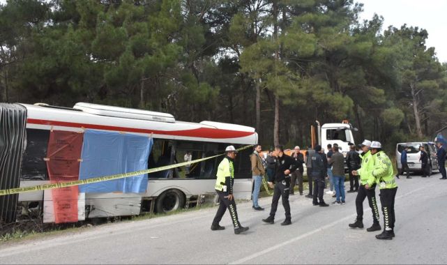 İzmir'de belediye otobüsü tırla çarpıştı: 1 ölü, 4 yaralı