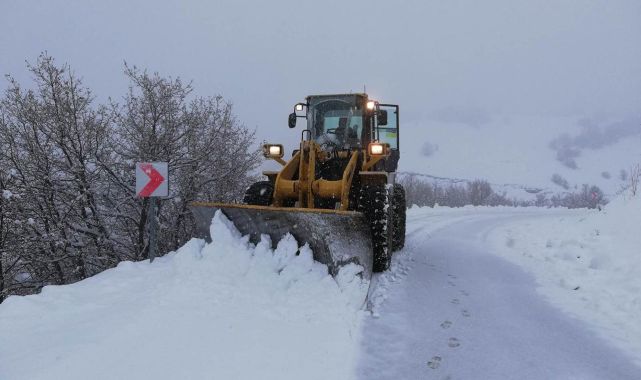 KarsErzurum kara yolunda kar nedeniyle ulaşımda aksamalar yaşanıyor
