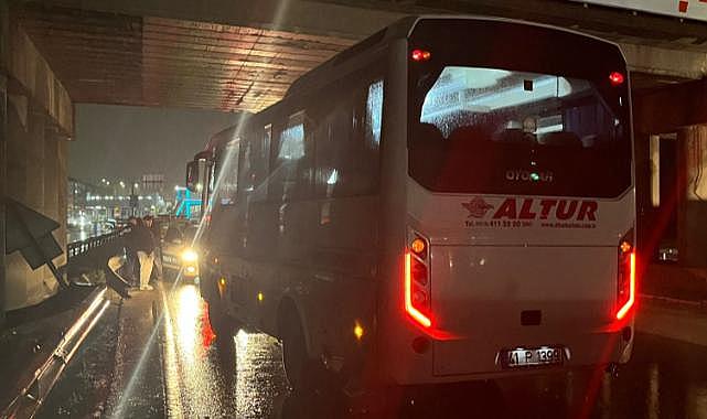 Kayganlaşan yolda minibüs bariyerlere çarptı