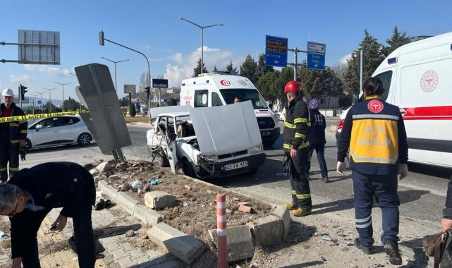 Kütahya'da iki otomobil çarpıştı: 3 ölü, 2 yaralı