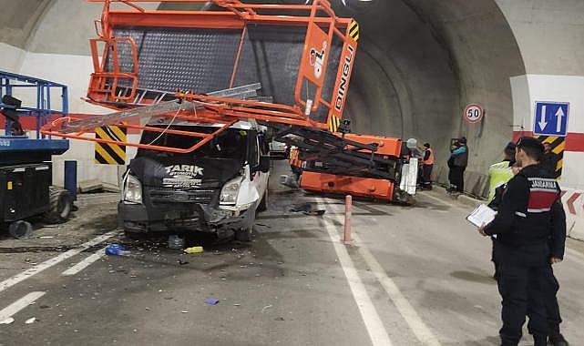 Minibüs, tünelde çalışan işçilerin bulunduğu platforma çarptı: 8 yaralı