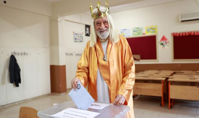 Oy kullanmaya kostümlerle gittiler