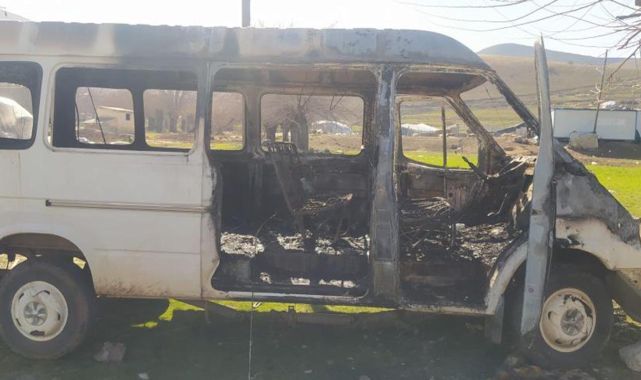 Park halindeyken yanan minibüs küle döndü