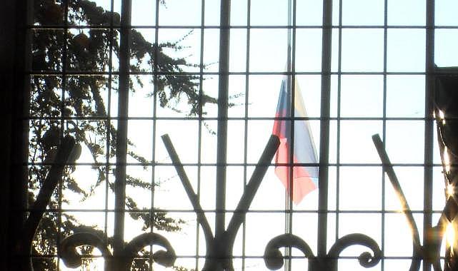 Rusya'nın İstanbul Başkonsolosluğu'nda bayraklar yarıya indirildi