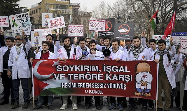 Sağlıkçılardan Gazze'ye saldırılara tepki için sessiz yürüyüş