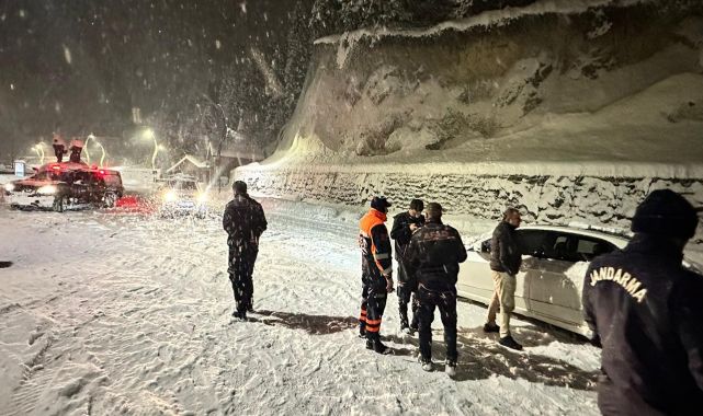Siirt'te kardan kapanan yolda mahsur kaldığı araçlar kurtarıldı
