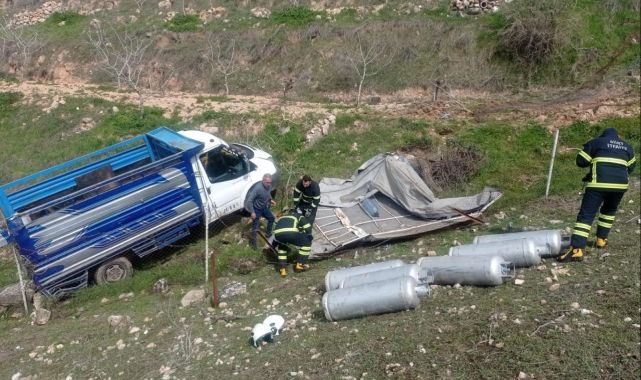 Siirtte tüp kamyoneti devrildi: 2 yaralı