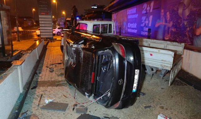 Takla atan otomobil önce durağa sonra kamyonete çarptı