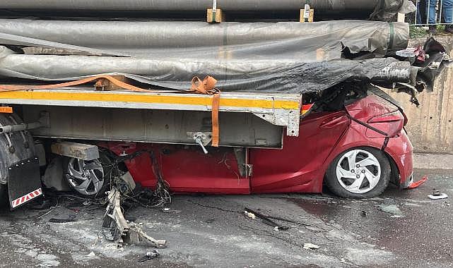 Tırın altına giren otomobil yandı, sürücü hayatını kaybetti