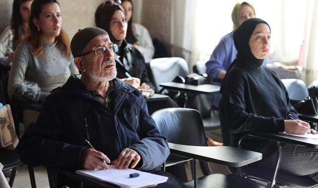 Üniversiteden mezun olmak için 70 yaşında İngilizce kursuna gidiyor
