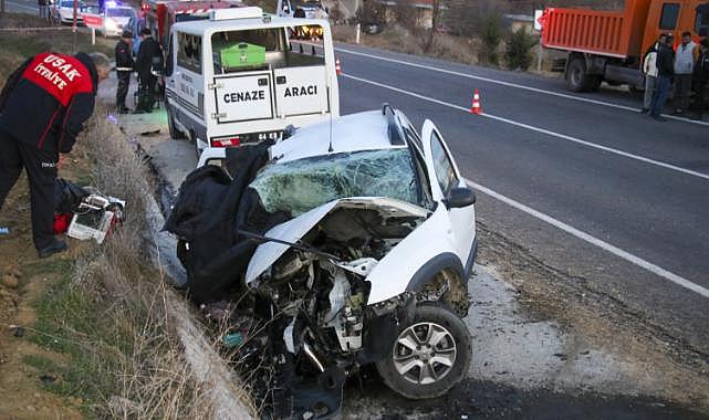 Uşak’ta iki otomobil kafa kafaya çarpıştı: 1 ölü, 2 yaralı