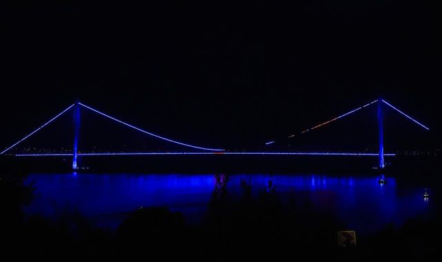 Yavuz Sultan Selim Köprüsü mavi renge büründü