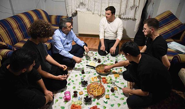 Yıldırım Belediye Başkanı Oktay Yılmaz, sahuru gençlerle yaptı