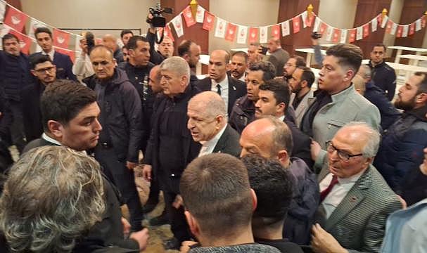 Zafer Partisi'nin aday tanıtım toplantısında kavga! Ümit Özdağ bağıra çağıra partilileri ayırdı