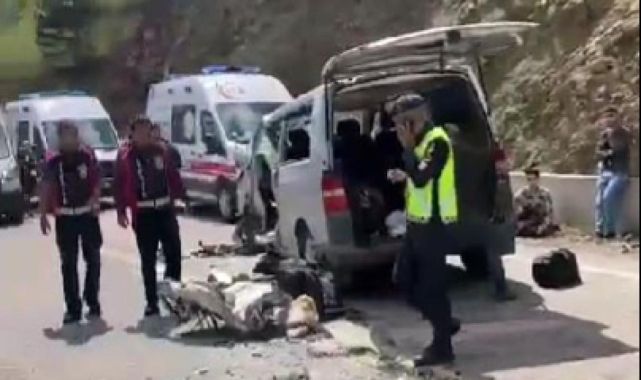 2 minibüs kafa kafaya çarpıştı: 11'i öğrenci 15 yaralı