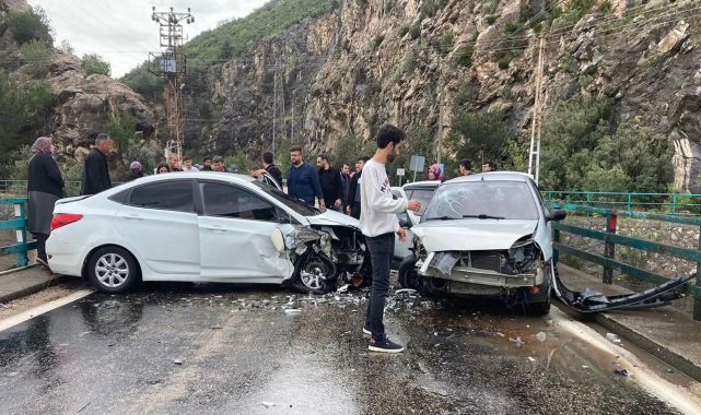 Adana'da iki otomobil çarpıştı: 6 yaralı