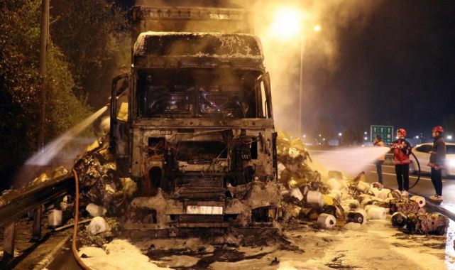 Anadolu Otoyolunda elyaf iplik yüklü tır yanarak hurdaya döndü