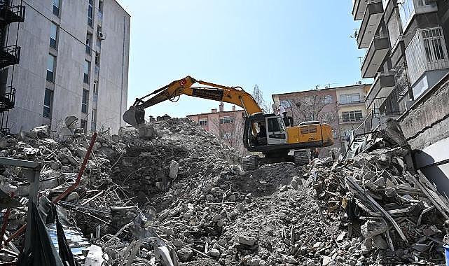 Ankara'da yıkım çalışması yapılan binada çökme