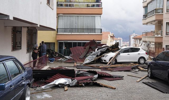 Ankara'yı sağanak ve fırtına vurdu: Çatılar uçtu, ağaçlar devrildi