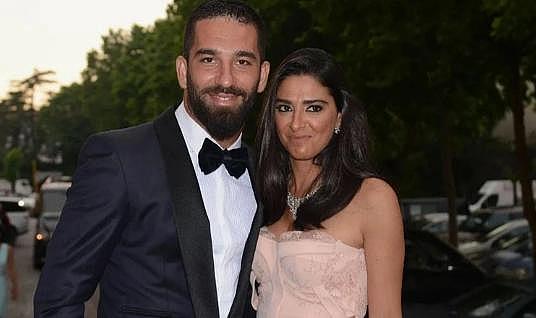 Arda Turan, eşi Aslıhan Doğan'a 2.1 milyon euroluk araba hediye etti