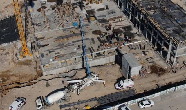 Ataşehir'de bir işçiye beton döküm pompası çarptı