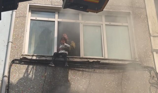Beyoğlu'nda 5 katlı binada yangın