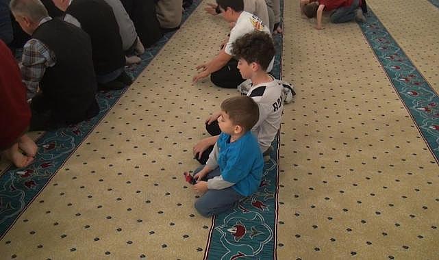 Bursa'da teravih namazına en çok gelen çocuklara tablet ve akıllı saat ödülü