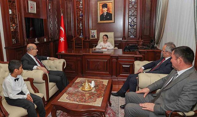 Bursa'nın çocuk valisi makamına oturdu