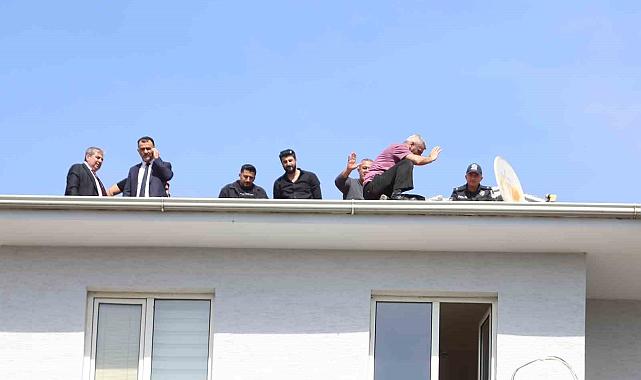 BUSKİ'nin çatısına çıkan adam 1 saatlik çabanın sonunda ikna edildi