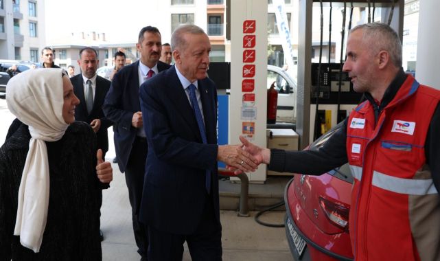 Cumhurbaşkanı Erdoğan, Üsküdar'da akaryakıt istasyonu çalışanlarını ziyaret etti