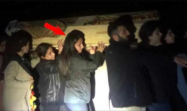 DEM Milletvekili Zeynep Oduncu, PKK'lı teröristin tabutunu taşıdı