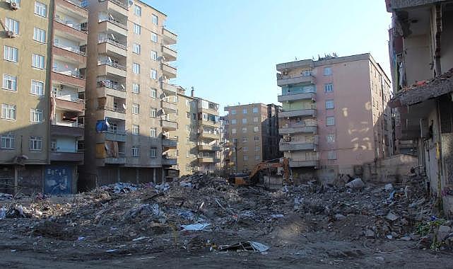 Depremlerde enkazdan çıkarılan çelik kasalar açıldı