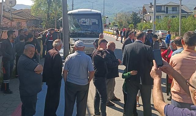 Düzce'de halk otobüsü aydınlatma direğine çarptı: 16 yaralı