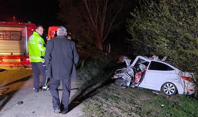 İki otomobil kafa kafaya çarpıştı: 1 ölü, 5 yaralı
