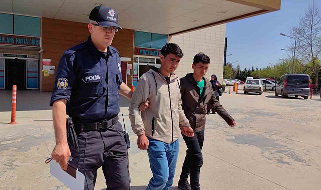 Kaçak yolla ülkeye giren 2 kişi İnegöl'de otobüste yakalandı