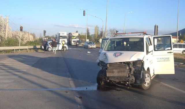 Kamyonet, ışıklarda bekleyen otomobile çarptı: 11 yaralı