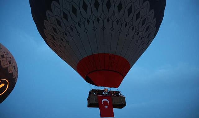 Kapadokya'da balonlar 23 Nisan için havalandı