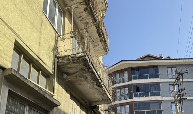 Karabük'te bir evin balkonu parça parça dökülüyor