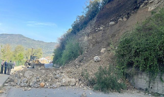 Karabük'te heyelan: Yol ulaşıma kapandı