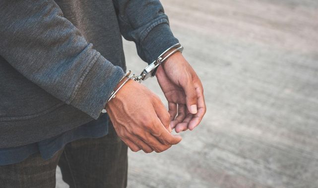 Kendisini polis ve savcı olarak tanıtan dolandırıcı tutuklandı