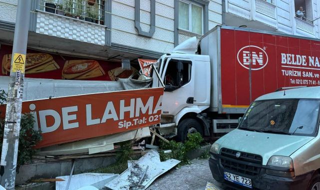 Kontrolden çıkan kamyon 11 araca çarptıktan sonra iş yerine girdi