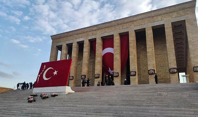 Kutlamalar başladı: Milli Eğitim Bakanı Tekin ve çocuklardan Anıtkabir'e ziyaret