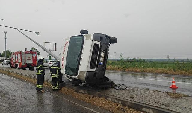 Lastiği patlayan servis aracı direğe çarparak devrildi: 7 yaralı