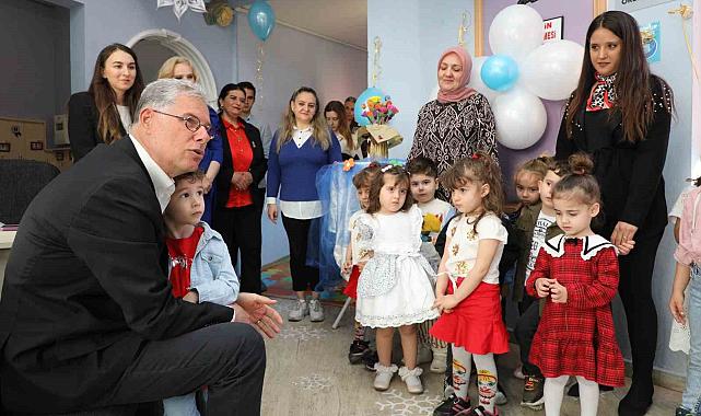 Mudanya Belediye Başkanı Deniz Dalgıç çocuklarla bayramlaştı