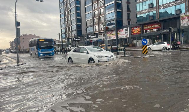Niğde'de yağış kazaya neden oldu: 8 yaralı