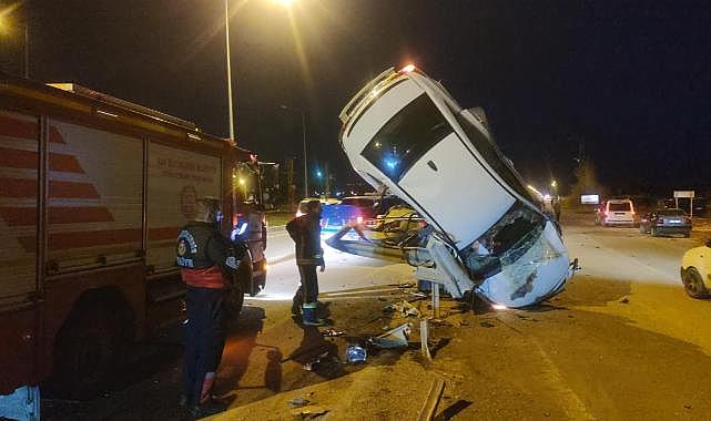 Önündeki otomobile ve bariyere çarptı, dik şekilde asılı kaldı