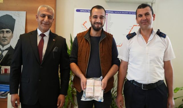 Otobüste unutulan 100 bin lira sahibine teslim edildi
